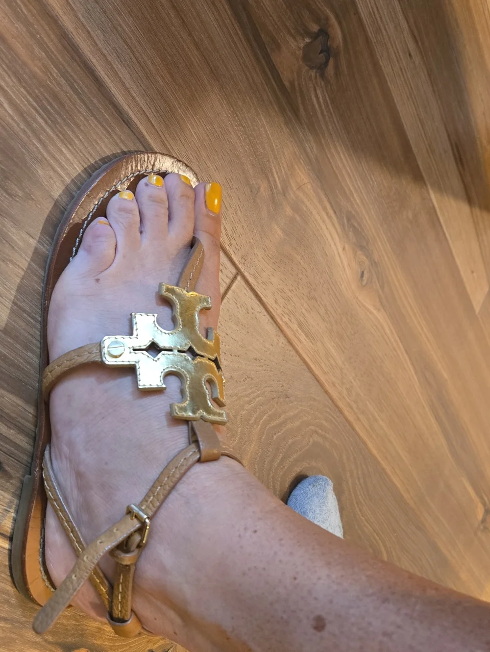 Tory Burch Chandler Ankle Strap Sandals Tan Leather Gold Logo Thong Flat 7-7.5